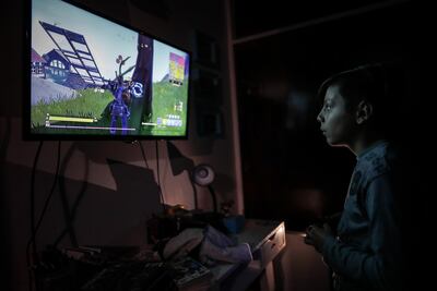 Un niño juega videojuegos en Buenos Aires (Argentina). Argentina avanza cada día más posiciones en el negocio global del desarrollo de videojuegos, impulsada por sus talentos, un costo competitivo y una demanda que pegó un salto inesperado a causa de los confinamientos alrededor del mundo por la pandemia de coronavirus. EFE/ Juan Ignacio Roncoroni