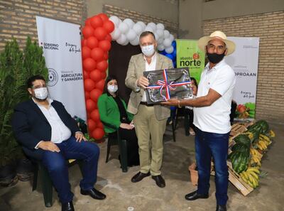 Quintín Enciso, recibiendo el premio de mejor productor de mandioca del Abasto Norte, del ministro de Agricultura, Santiago Bertoni