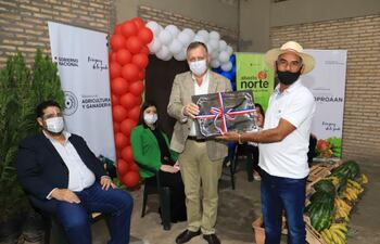 Quintín Enciso, recibiendo el premio de mejor productor de mandioca del Abasto Norte, del ministro de Agricultura, Santiago Bertoni