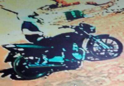 El solitario malviviente antes de descender de su biciclo.