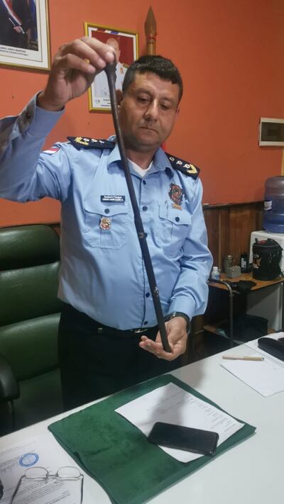 El comisario principal Osmar Campuzano muestra el barrote que fue incautado del detenido.