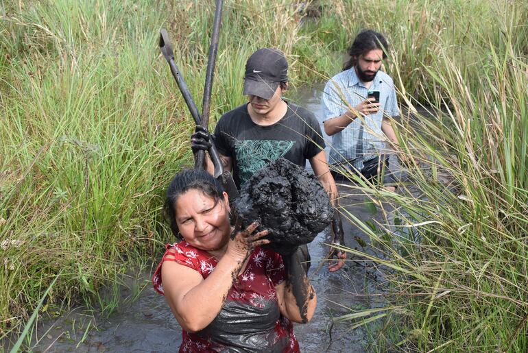 Preocupa loteamiento de humedales. La artesana carga la arcilla que fue  extraída para una demostración.