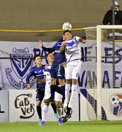 Disputa entre los zagueros Walter  Cabrera, de Ameliano y Jonathan Benítez, reflejando la dureza del encuentro.