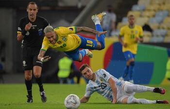 Neymar “vuela” tras un contacto con Giovanni Lo Celso, en la final de la Copa América 2021.