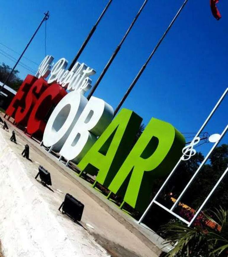 Mopc destruye obras del municipio de Escobar para realizar mejoras en asfaltado de ruta Paraguarí-Villarrica. La letra corpórea que se instaló a la entrada al casco urbano de Escobar también fue retirada del lugar.De: emramirez <emramirez@abc.com.py>Destinatario: foto@abc.com.pyFecha: 22-07-2021 10:37