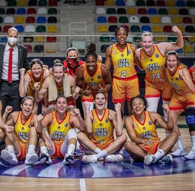 Paola Ferrari (d) celebra junto a sus compañeras del UNI Girona la clasificación a la llave principal de la Euroliga 2020/2021.