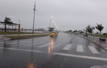 Vista de la Costanera en plena lluvia.