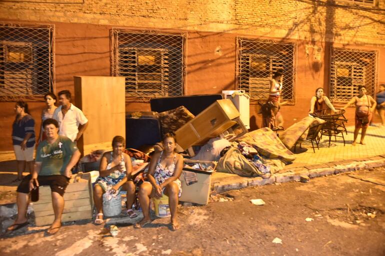 El incendio que se registró el jueves por la noche detrás del Centro Cultural El Cabildo destruyó la parte posterior y, además, un área de 30.000 metros cuadrados, en donde había precarias viviendas. Se desconoce aún por qué se inició el fuego. En principio, no hay heridos. Bomberos trabajaron arduamente para sofocar el incendio.