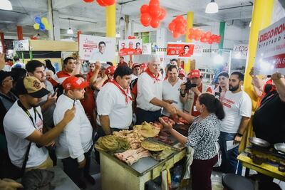 Arnoldo Wiens (c) acompañado de precandidatos y dirigentes, recorrió ayer el mercado municipal de Luque.