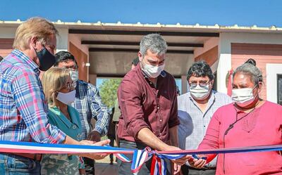 Dany Durand (izq.) junto al presidente Mario Abdo Benítez (centro) durante la inauguración de viviendas.