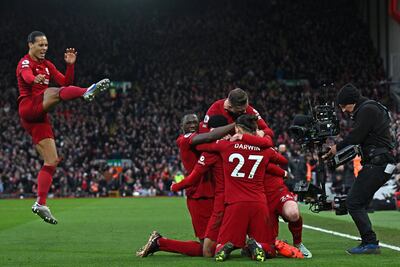 El neerlandés Virgil van Dijk ensaya una patada en el aire para sumarse al festejo de sus compañeros de Liverpool, tras el primer gol anotado por su compatriota Cody Gakpo.