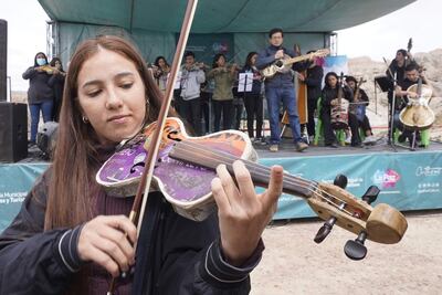 Músicos de la Orquesta de Instrumentos Reciclados de Cateura de Paraguay se presentan el 27 de febrero de 2023 en La Paz (Bolivia). "El mundo nos envía basura, nosotros le devolvemos música", es el lema de la Orquesta de Instrumentos Reciclados de Cateura de Paraguay que llegaron a Bolivia para sembrar "una semilla" y motivar a los jóvenes a que fabriquen sus propios violines y tambores con materiales reciclados.