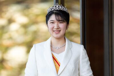 La princesa Aiko saluda a los periodistas en el Palacio Imperial de Tokio.