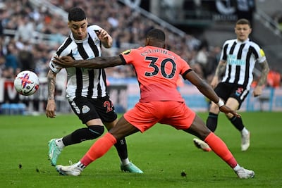 El mediocampista paraguayo del Newcastle United, Miguel Almiron (L), lucha por el balón con el defensor ecuatoriano de Brighton, Pervis Estupinan, durante el partido de fútbol de la Premier League inglesa entre Newcastle United y Brighton y Hove Albion en St James' Park en Newcastle-upon-Tyne, noreste de Inglaterra el 18 de mayo de 2023.