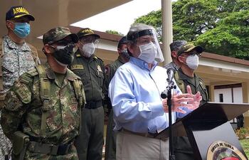 El ministro de Defensa de Colombia, Carlos Holmes Trujillo (c), anunció la creación de la Unidad Especial de Identificación, Ubicación y Judicialización de perpetradores de homicidios colectivos.