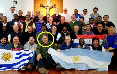 El presbítero Anuncio López (en círculo) aparece junto a  religiosos de diversos países en un evento internacional.