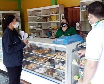 La comitiva encargada de los controles en uno de los locales visitados.