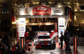 Sébastien Ogier (Toyota) se impuso ayer a Sébastien Loeb en las dos primeras especiales. (AFP).