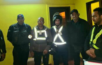 Los guardias de seguridad quienes frustraron el robo de domiciliario.