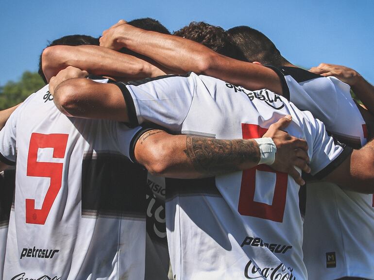 Los jugadores de Olimpia festejan la victoria en el clásico más añejo del torneo Clausura 2021 de la Categoría Reserva.