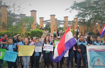 Niños piden no le dejen sin escuela