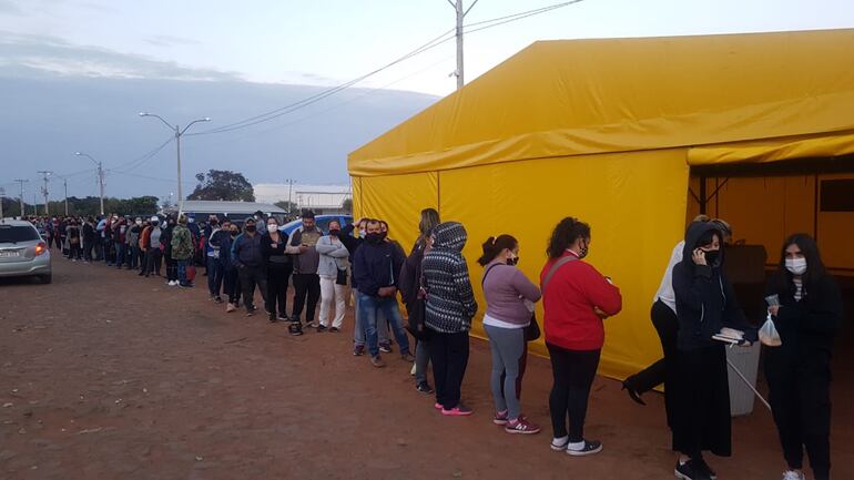 Esta fue la fila esta mañana, antes del inicio de la inmunización en Luque. 