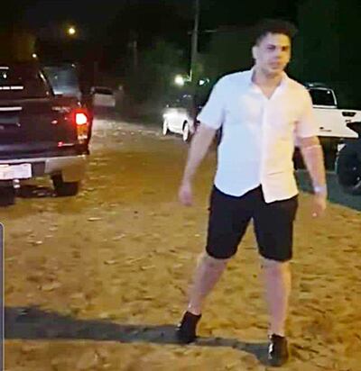 Captura del video que se viralizó en redes sociales, en el que se ve a un joven en aparente ebriedad o bajo los efectos de alguna droga realizar amenazas, golpeándose a sí mismo.