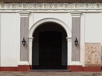 Fotografía de la serie "Puertas cerradas de Asunción", de Rossana López Vera.