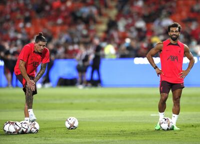 El uruguayo Darwin Núñez (i) y el egipcio Mohamed Salah, la nueva dupla ofensiva del Liverpool.
