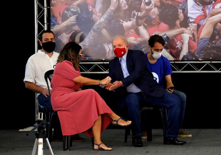 El expresidente brasileño  Lula da Silva (d), junto a su novia Rosângela da Silva.