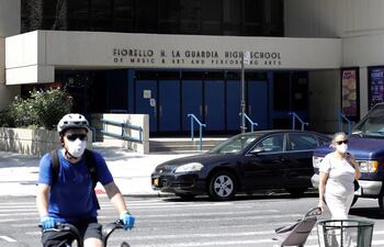 La OMS insta a no bajar la guardia, pese al descenso de los contagios de covid.