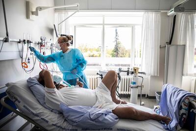 Un paciente internado con covid-19 en el hospital Bispebjerg de Copenhague recibe asistencia médica.