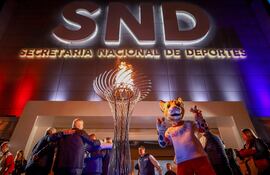 Tiríka, mascota oficial de los XII Juegos Suramericanos, posa junto al pebetero en la sede de la Secretaría Nacional de Deportes.