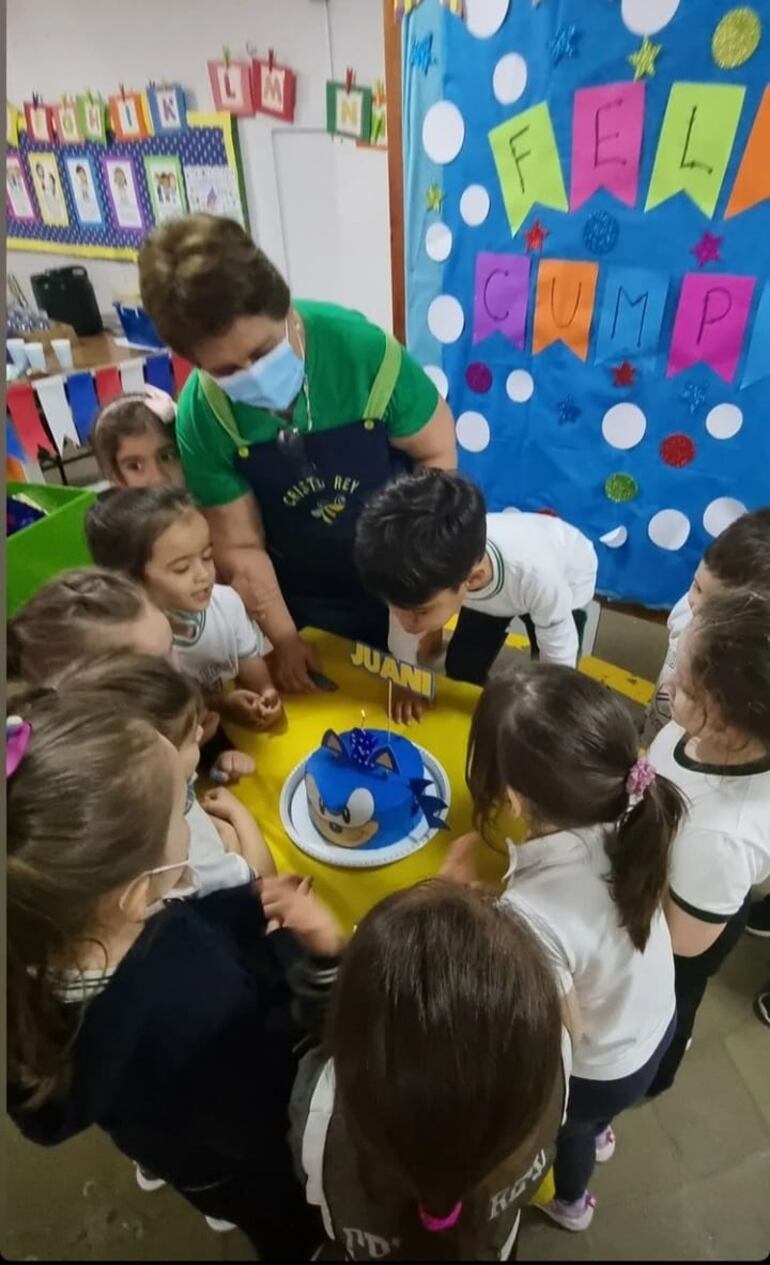 Juani apagando las velitas de la torta, rodeado de sus compañeritos del jardín. (Captura de la historia de Instagram de Gisella Cassettai)