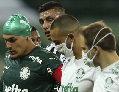 Gustavo Gómez (i), tras el choque de cabezas con Bareiro.