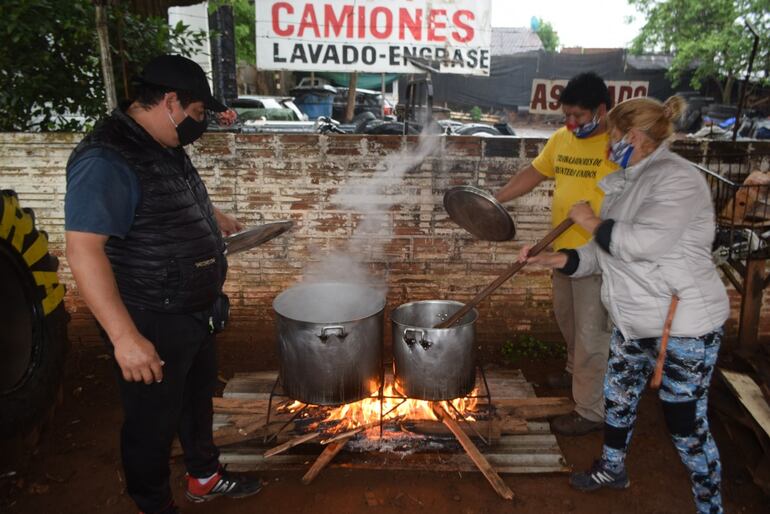 Los trabajadores informales hacen ollas populares para poder subsistir.