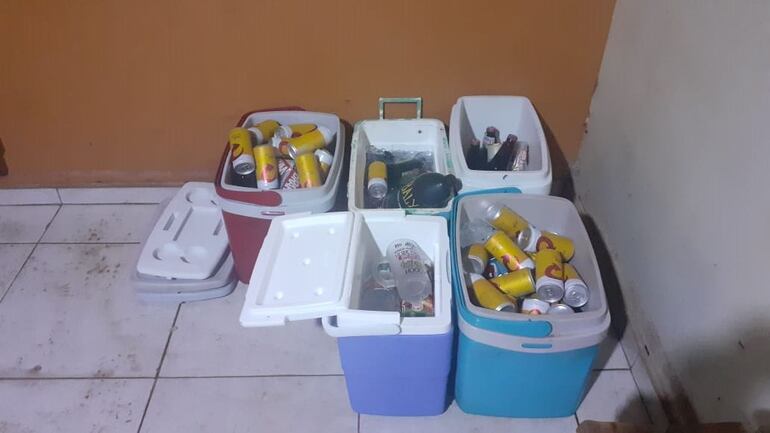 Los intervinientes incautaron una gran cantidad de bebidas alcohólicas. 