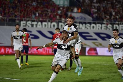 Siempre cuestionado, pero en las definiciones da la cara. Richard Ortiz marcó el segundo gol y propició el penal del tercero. En esta, festeja con Salazar.