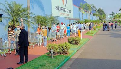 Los turistas de compras formaron filas para poder acceder a los centros comerciales paraguayos, que ayer reabrieron sus puertas.