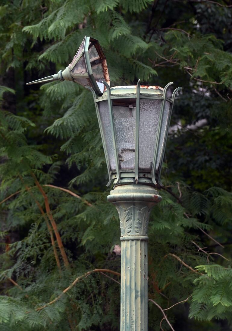 Faroles rotos y sin focos en toda la plaza.