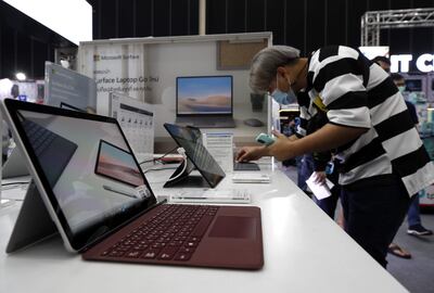En la Conferencia Internacional de Diseño de 1983, cuando incluso los ordenadores personales apenas habían penetrado en la mayoría de hogares, Jobs ya explicó que su idea era trabajar para “poner en un libro un ordenador increíblemente potente que se pueda llevar allí a donde uno vaya y que se pueda aprender a usar en veinte minutos”.
