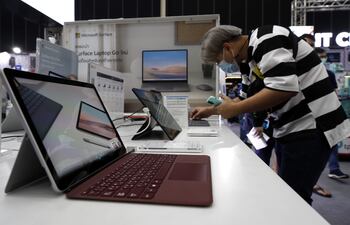 En la Conferencia Internacional de Diseño de 1983, cuando incluso los ordenadores personales apenas habían penetrado en la mayoría de hogares, Jobs ya explicó que su idea era trabajar para “poner en un libro un ordenador increíblemente potente que se pueda llevar allí a donde uno vaya y que se pueda aprender a usar en veinte minutos”.