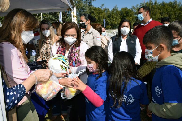 Las autoridades entregando regalos a los niños de Caazapá.