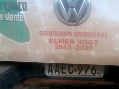Un vehículo municipal con nombre del intendente Elmer Vogt.