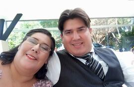 Gladys Margarita Villalba junto a su hijo Ramiro Adrián Villalba.