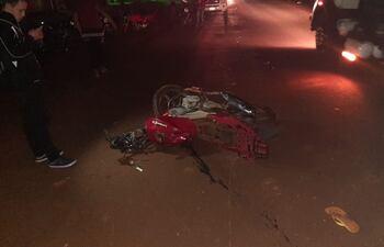 La motocicleta quedó con la parte delantera totalmente destruida.