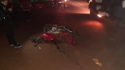 La motocicleta quedó con la parte delantera totalmente destruida.