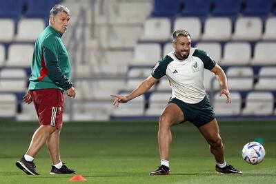 El entrenador de la selección de México Gerardo "Tata" Martino (i) y el centrocampista Héctor Herrera (d), durante el entrenamiento en el Estadio Al-Bayt de Yor (Catar), en la víspera del encuentro ante Polonia, perteneciente al grupo C del Mundial de Qatar 2022. EFE/ Alberto Estévez