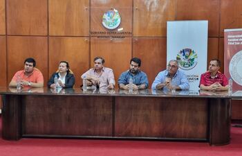 Las autoridades departamentales, municipales y de la organización de la primera edición de la fiesta del cordero misionero en el lanzamiento.