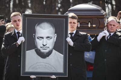 Un retrato y el cuerpo de Maxim Fomin, conocido con el seudónimo de Vladlen Tatarsky, durante sus funerales en el cementerio de Troekurovsky en Rusia.